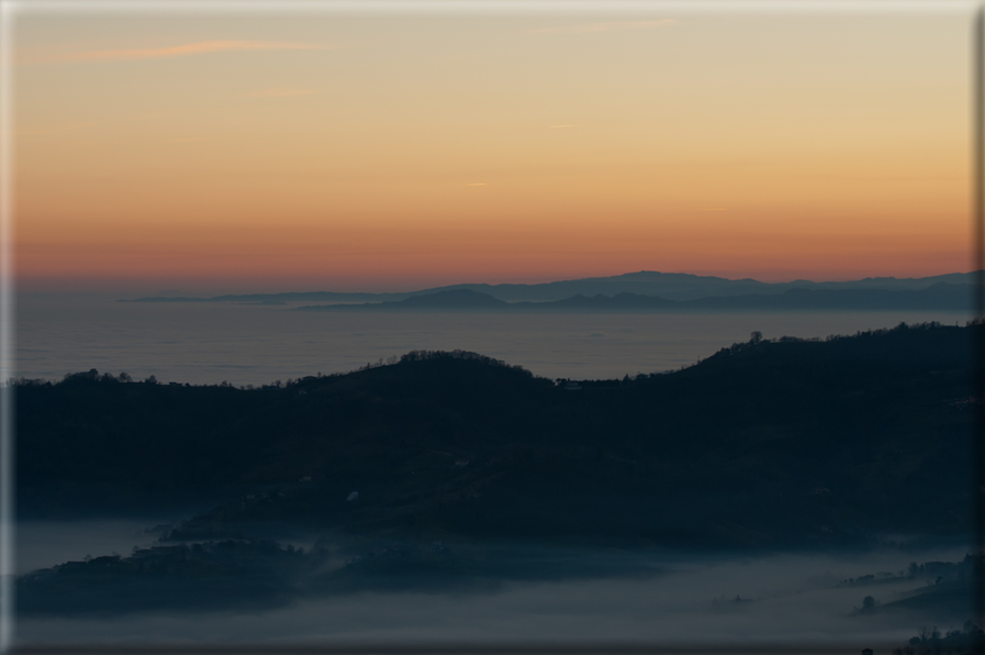 foto Colline nella nebbia al Tramonto